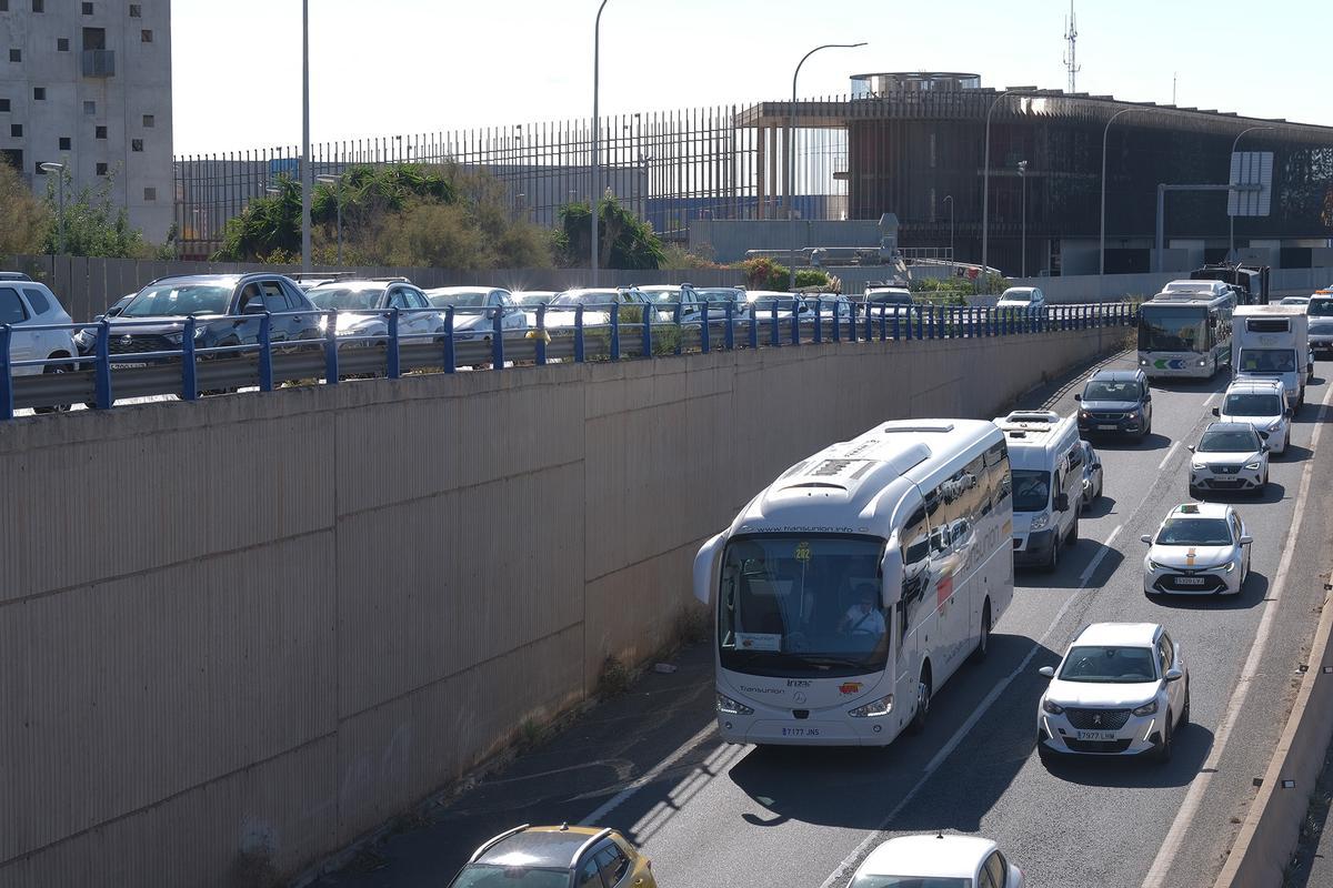 FOTOS: Monumental atasco en la Vía de Cintura de Palma por el vuelco de un coche FOTOS: Monumental atasco en la Vía de Cintura de Palma por el vuelco de un coche