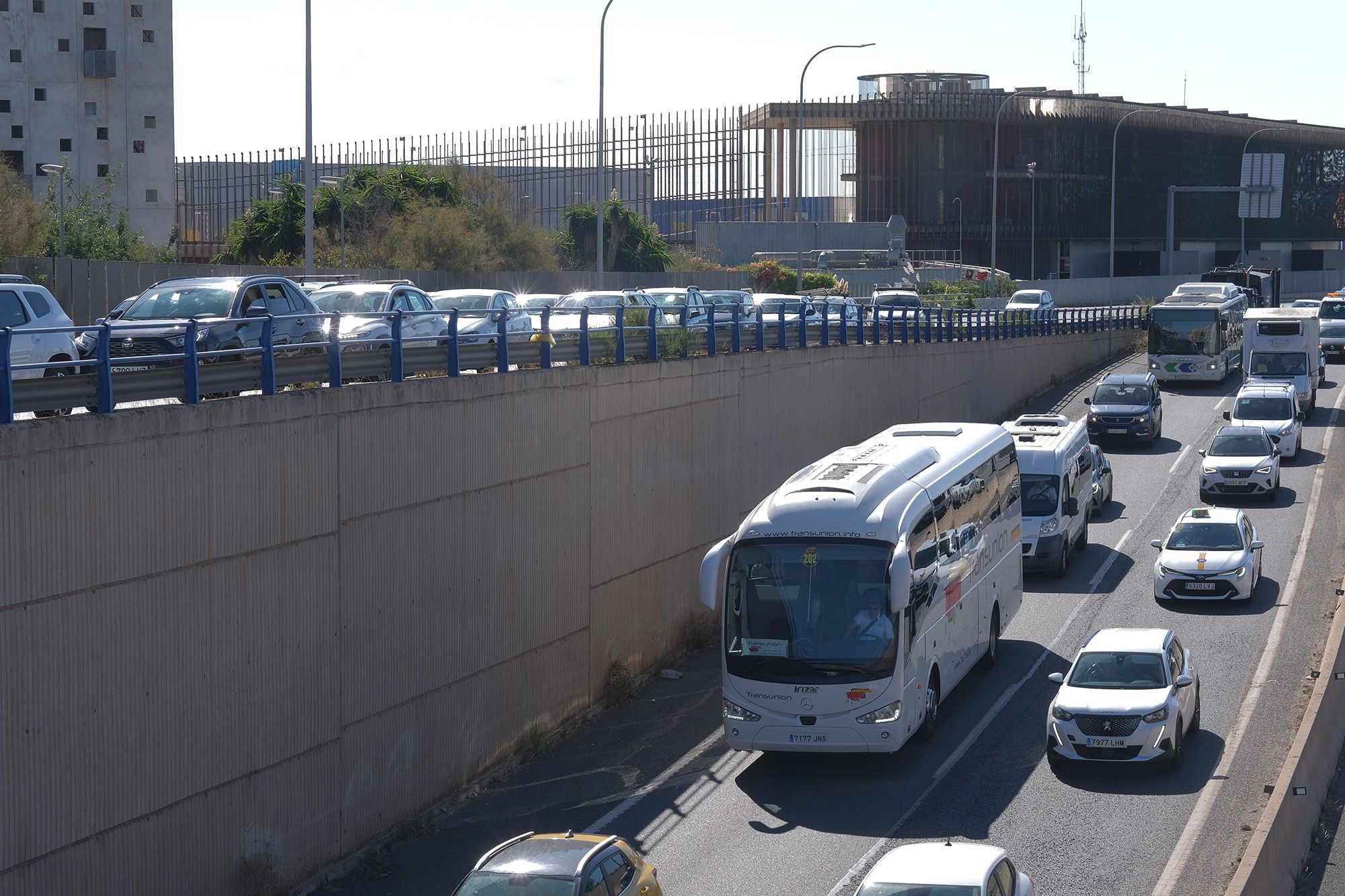 FOTOS: Monumental atasco en la Vía de Cintura de Palma por el vuelco de un coche