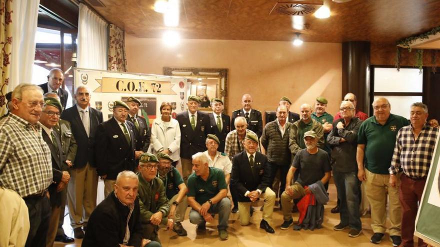 Foto de familia de los asistentes a la comida de la Asociación de Veteranos COE 72, ayer, en el Marieva Palace. | Ángel González