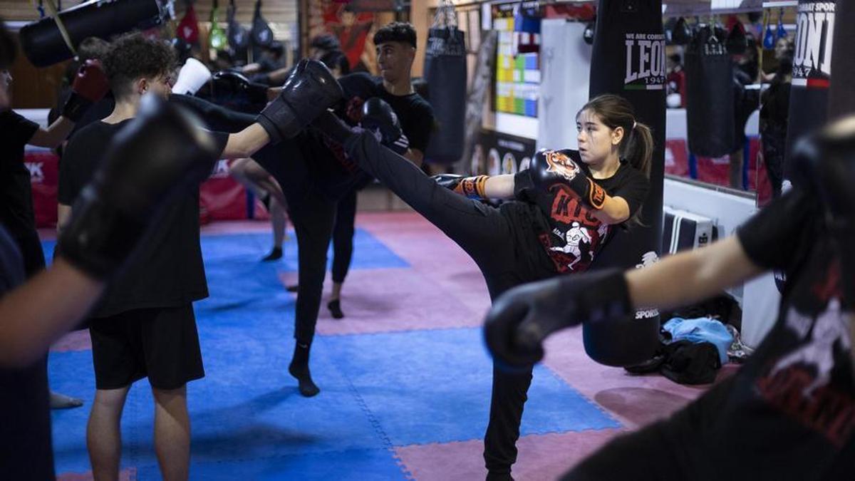 Adolescentes entrenan en el gimnasio Gym Fitness Prat, de El Prat de Llobregat.