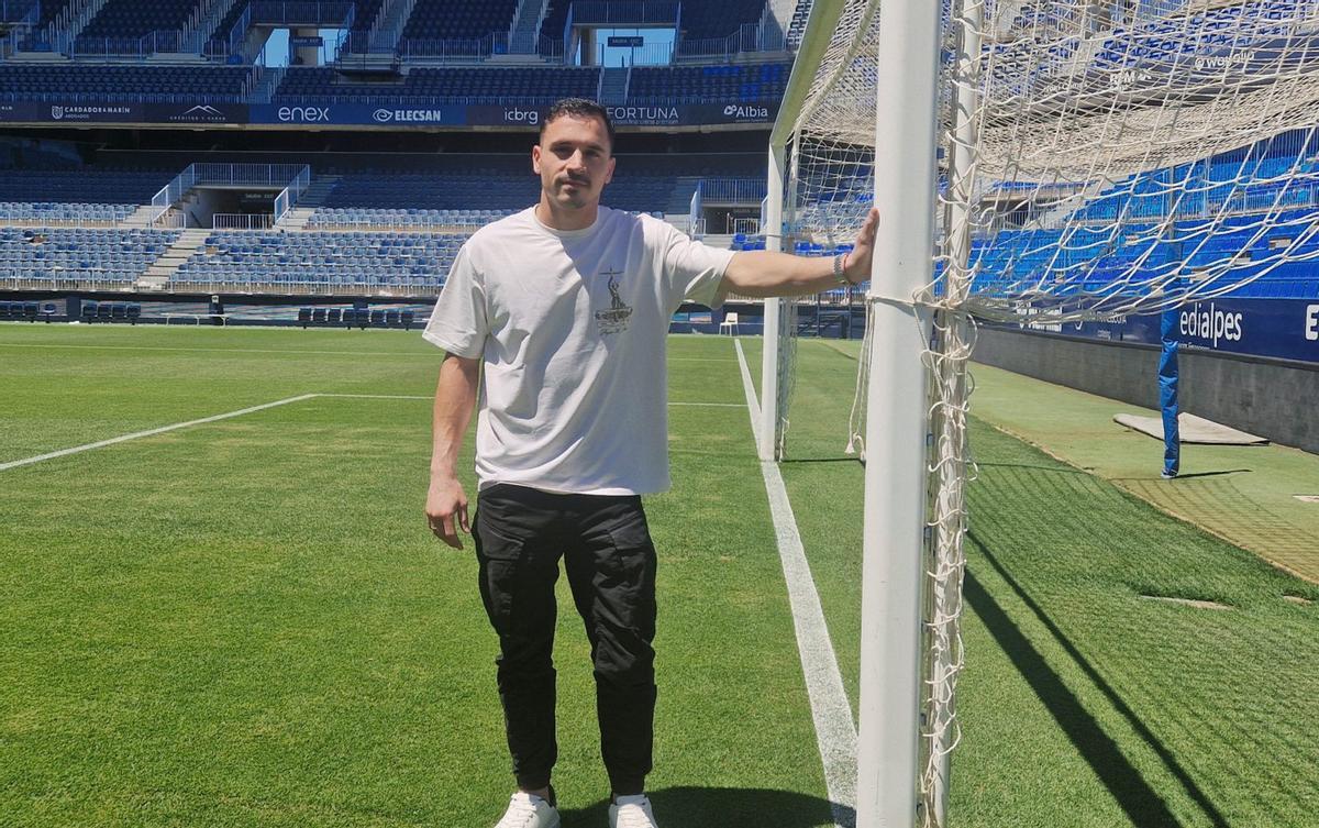 Alfonso Herrero posa para La Opinión de Málaga en una de las porterías de La Rosaleda. | B. TOCÓN