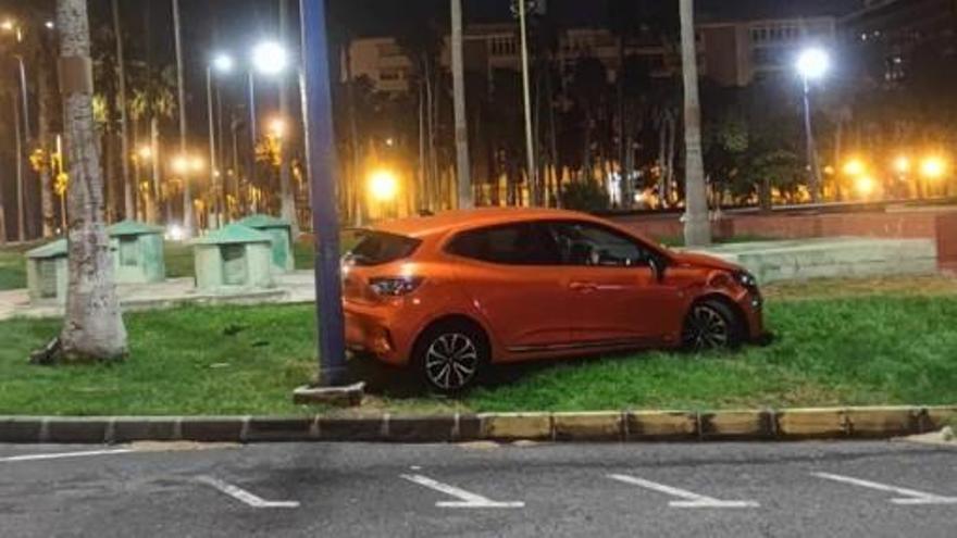 Abandonan un coche de alquiler tras un siniestro en Las Palmas de Gran Canaria y se dan a la fuga