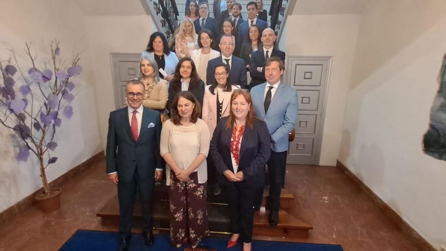 Representantes del Colegio de Abogados de Oviedo, ayer, en el Ayuntamiento de Mieres, con Antonio  González-Bustos situado en primer término a la izquierda. | D. M.