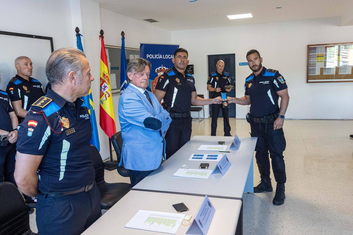 25 nuevos agentes interinos recogen sus acreditaciones policiales tras superar un intenso periodo de prácticas.