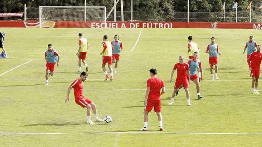 Los jugadores del Sporting, durante un entrenamiento en el campo número 5 de Mareo.