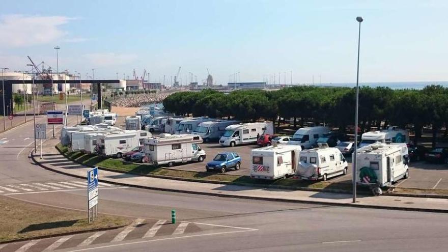 El aparcamiento de la playa de El Arbeyal, ayer, con gran presencia de autocaravanas.