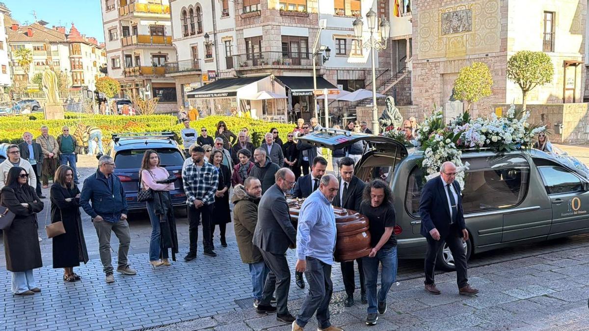 Cangas de Onís acoge el funeral de José Luis Somoano, abuelo de Álvaro Queipo y primer alcalde de la democracia de Cangas del Narcea.