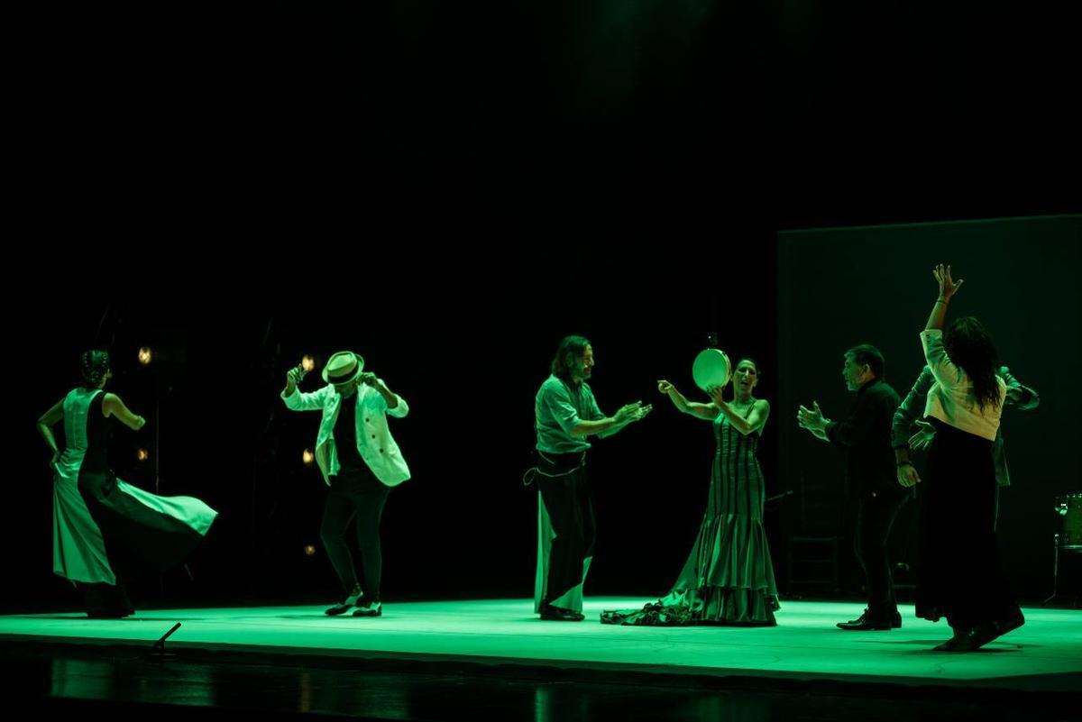 Ana Morales y el elenco de Peculiar, estrenado en el Teatro de la Maestranza el 16 de septiembre