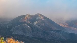 La lava del volcà de La Palma continua candent un mes després de l’apagada
