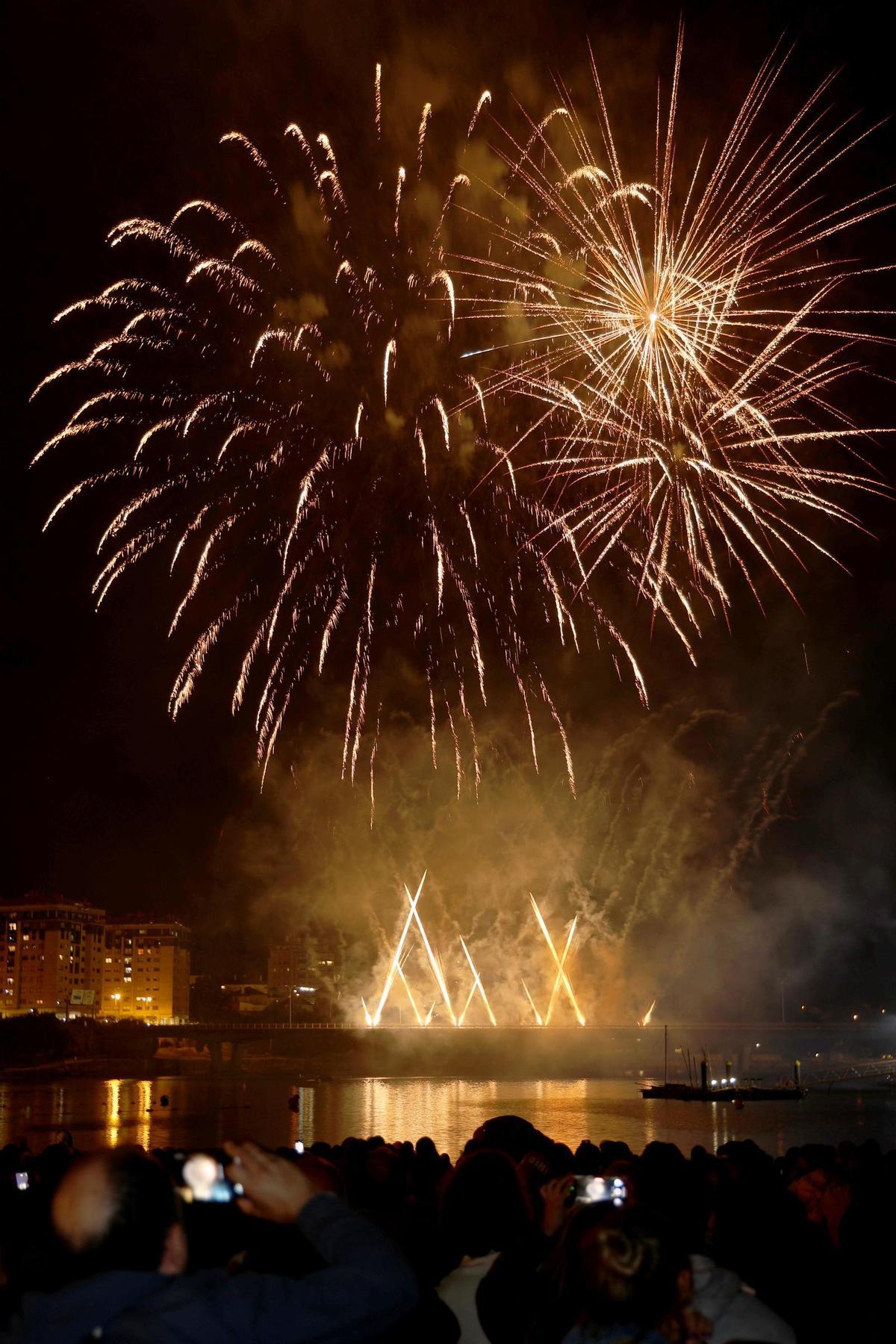 Los fuegos artificiales iluminan las fiestas de Bouzas