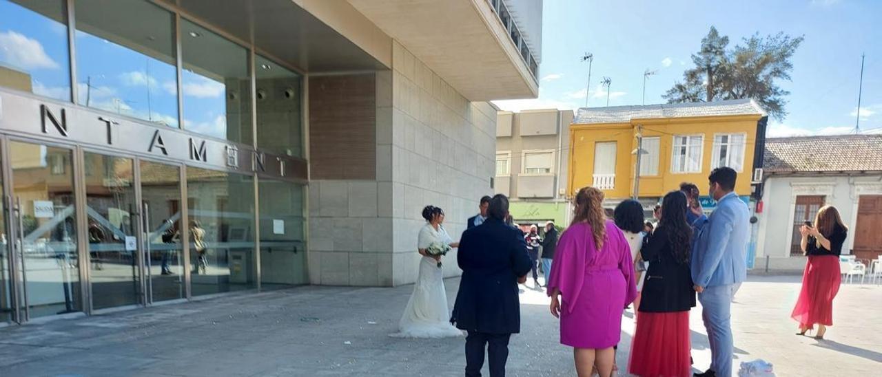 Unos novios rodeados por sus testigos en la puerta del Ayuntamiento de San Vicente.