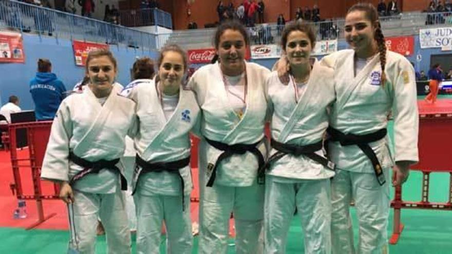 Arriba, el equipo masculino de Primera; abajo, el femenino de Segunda.