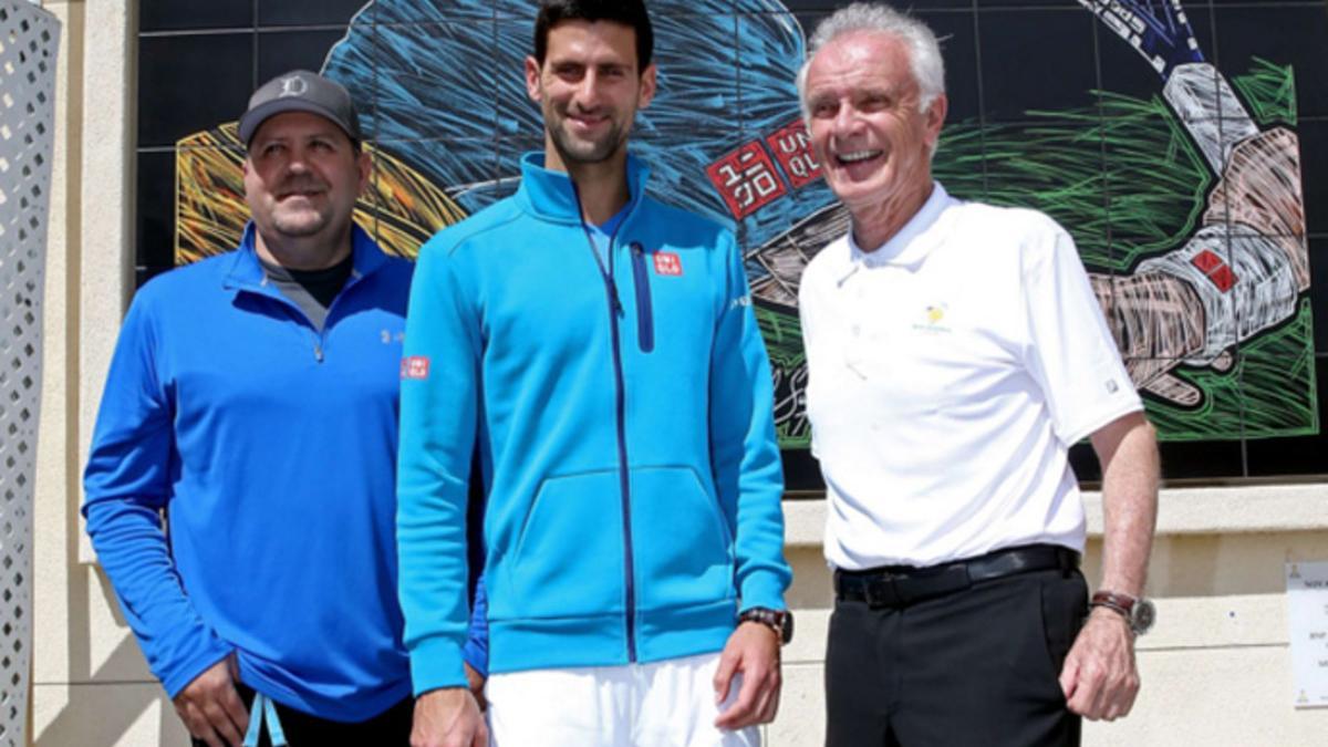 Moore, a la derecha de la foto, junto a Novak Djokovic