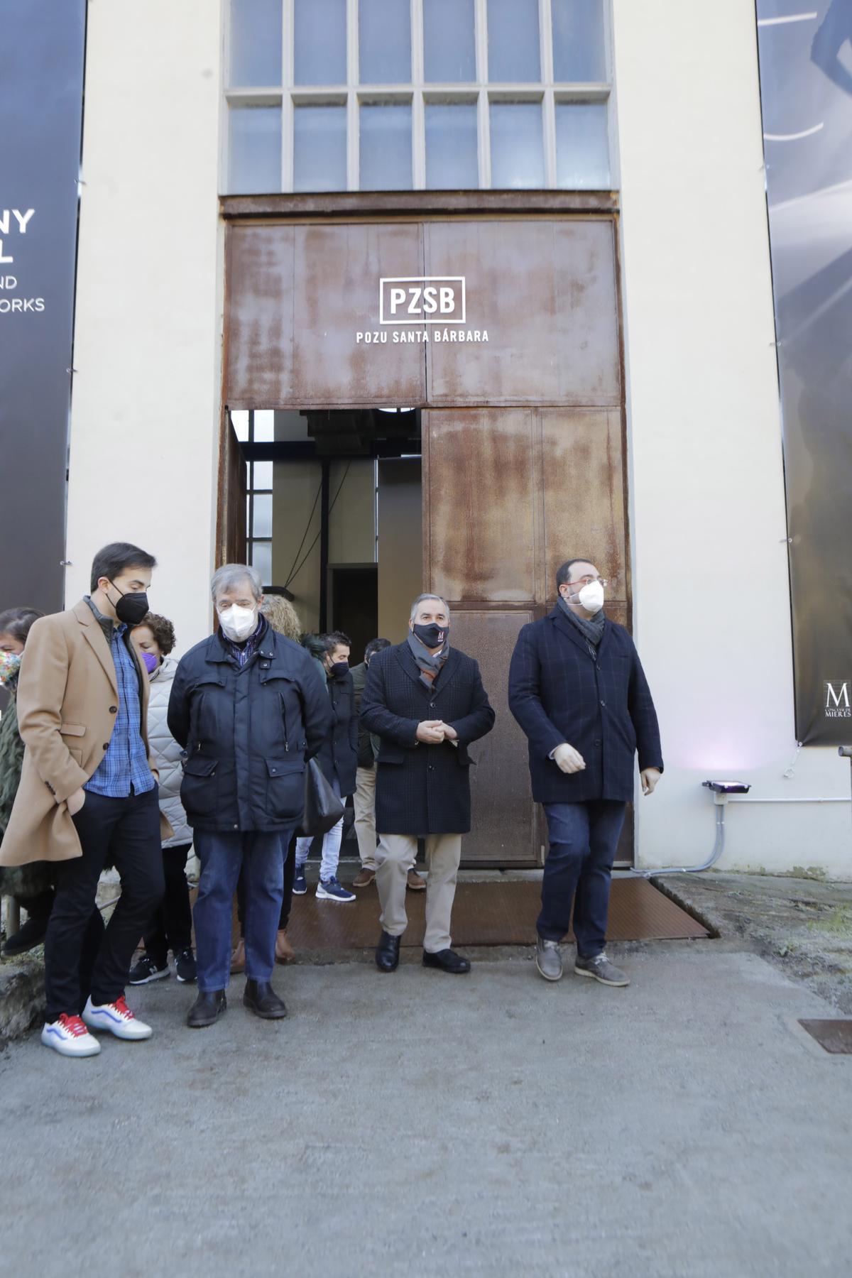 La visita de Adrián Barbón a la exposición de McCall