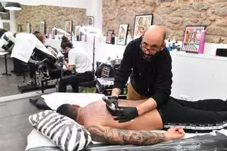 La cara de Messi y hasta un espermatozoide: Las bambalinas del tatuaje coruñés