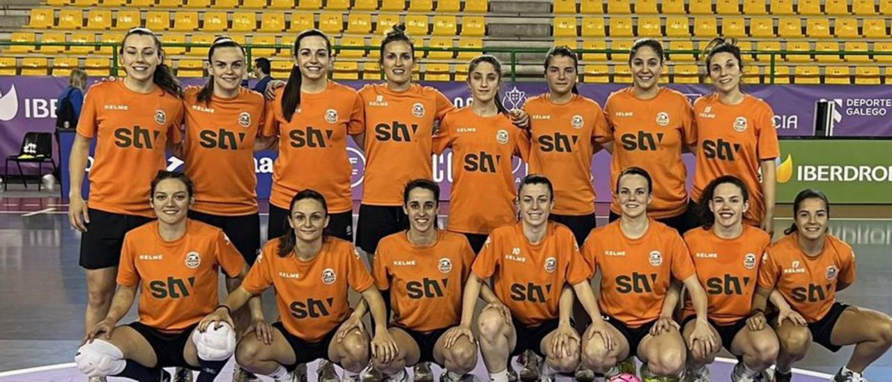 Las jugadoras del STV, antes de entrenar en Ourense. | STV ROLDÁN