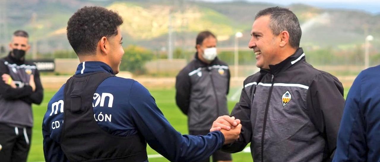 Sergi Escobar (d) saluda a Bilal Kandoussi (i) en el regreso a los entrenamientos del CD Castellón.