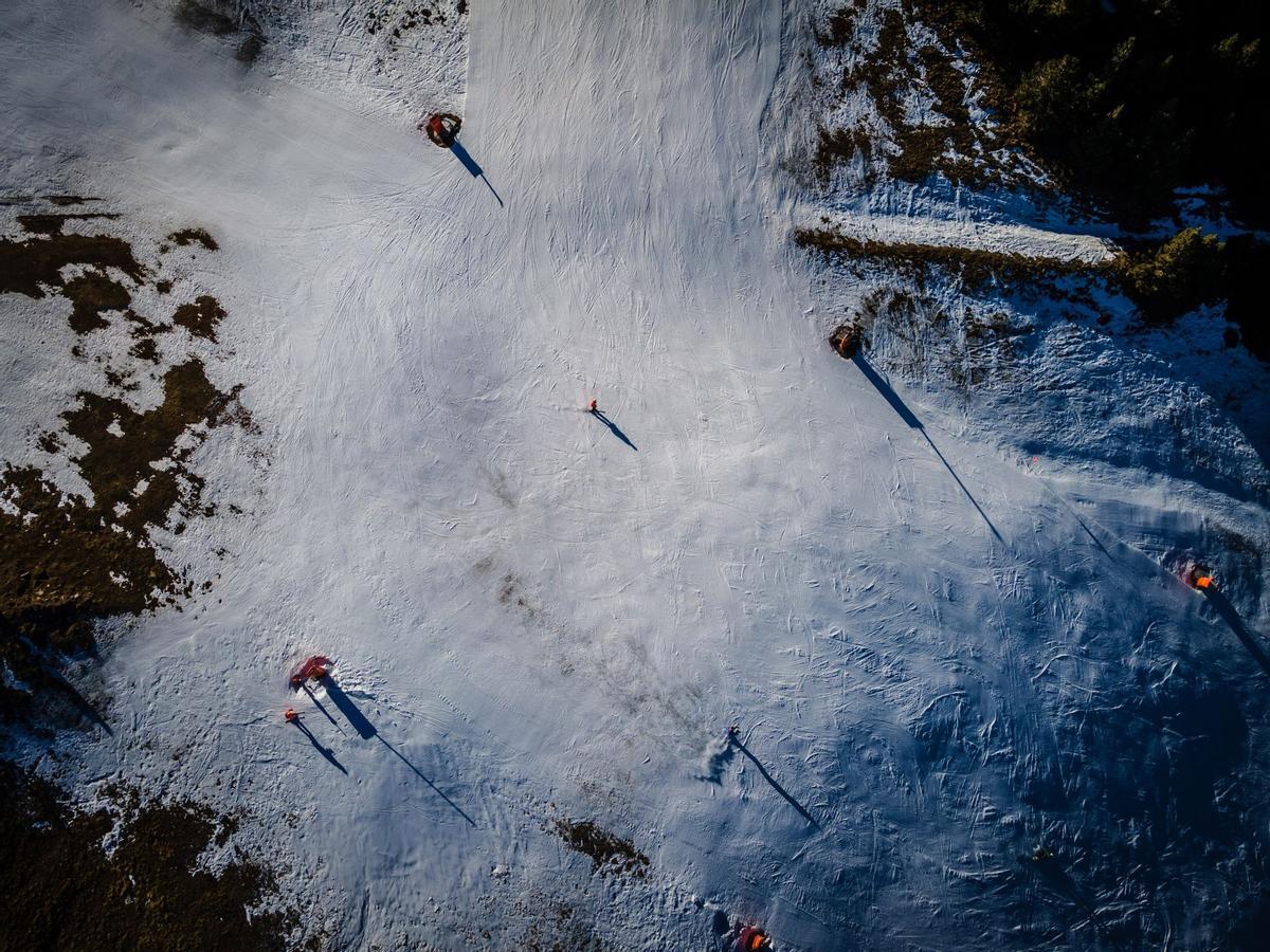 El aumento de las temperaturas significa que la gran mayoría de las estaciones de esquí del mundo ya dependen de la nieve artificial para aumentar la capa de nieve y prolongar la temporada, pero una racha récord de clima templado a fines de diciembre significa que incluso la nieve artificial ya no es posible en algunas áreas como en La Molina