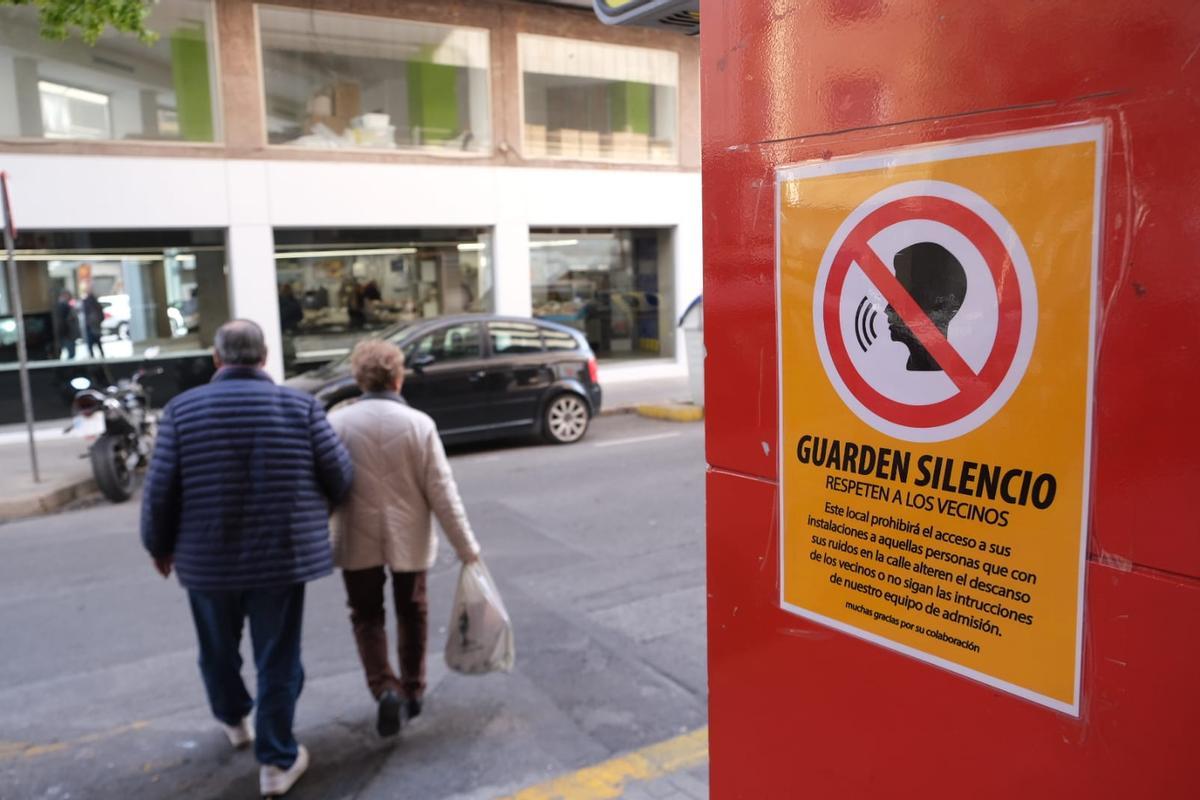 Carteles pidiendo silencio en la discoteca de Elche