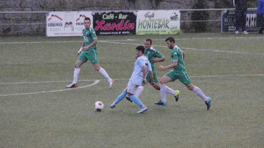 Una acción del duelo de la primera vuelta. // Santos Álvarez