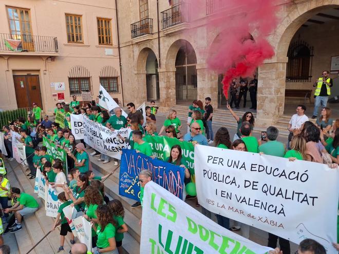 Las imágenes de la multitudinaria e histórica manifestación de los docentes y familias en Dénia