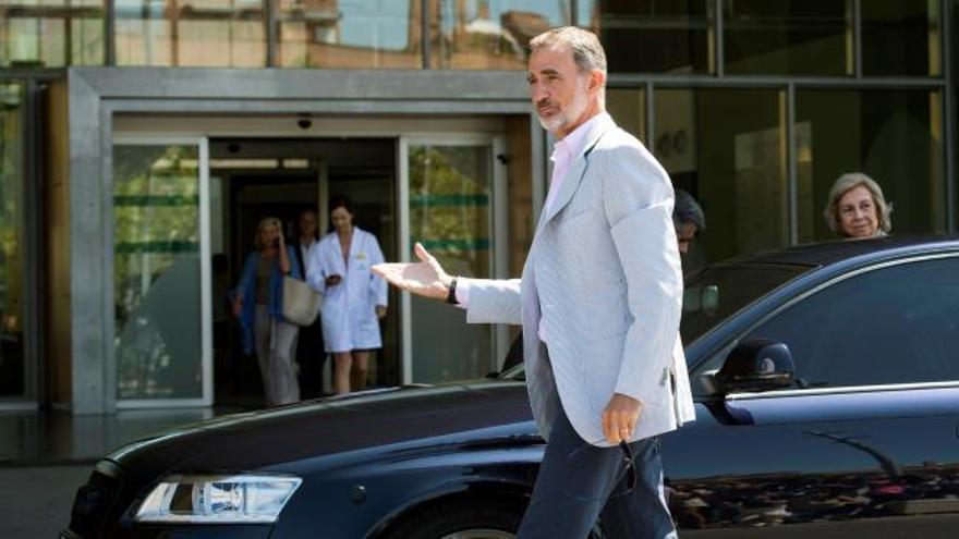 Felipe VI y Doña Sofía llegan al hospital donde está siendo operado Don Juan Carlos: "No sabemos nada"
