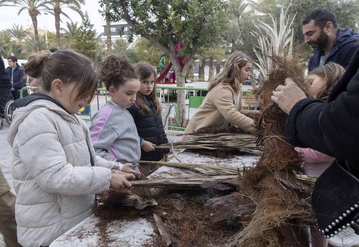 Talleres de “atxes” en Elche para promover una tradición difícil de mantener