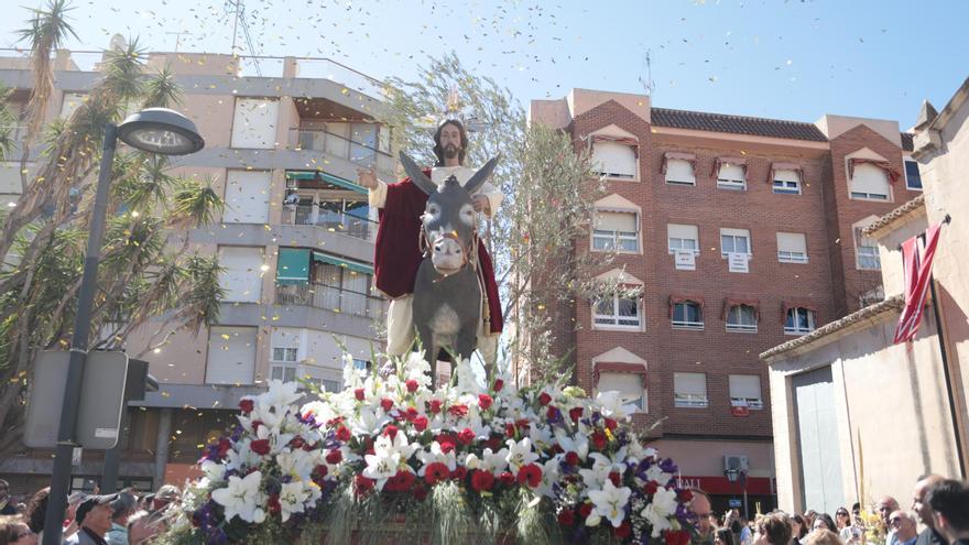La imagen de Jesús Triunfante cruza el pueblo de Sant Joan a lomos de la Burrita el Domingo de Ramos.