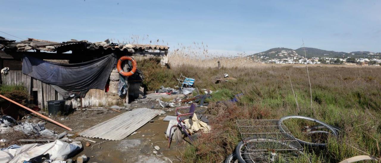 Una de las ruinas rodeadas de residuos en ses Feixes de Talamanca. | J. A. RIERA