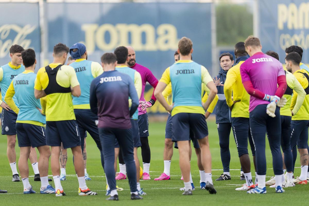 Marcelino García Toral, a la derecha, en la charla del entrenamiento de ayer del Villarreal CF, en la Ciudad Deportiva José Manuel Llaneza, preparando el partido ante el Mallorca.