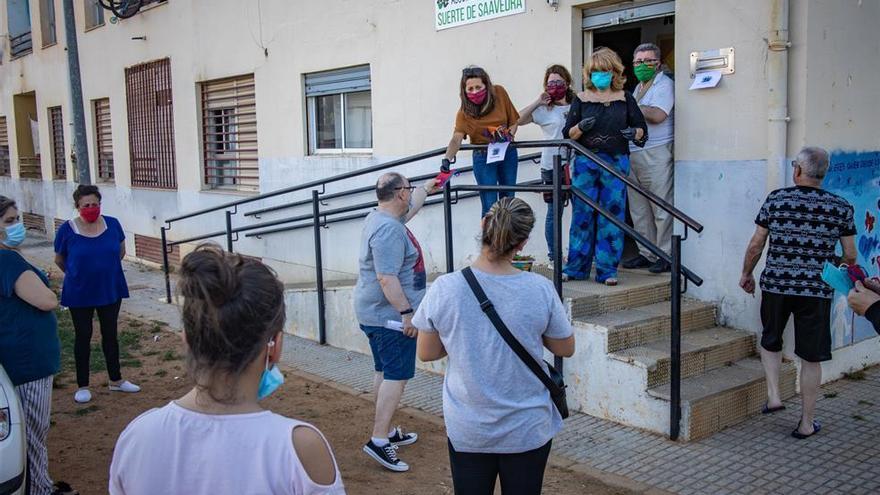 La cadena humana de las 10.000 mascarillas