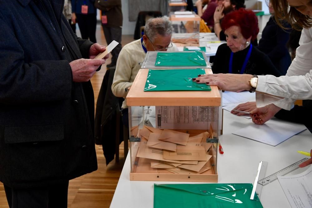 Más de 2,2 millones de gallegos están llamados hoy a las urnas para definir el futuro Gobierno de España. La jornada ha transcurrido con normalidad.