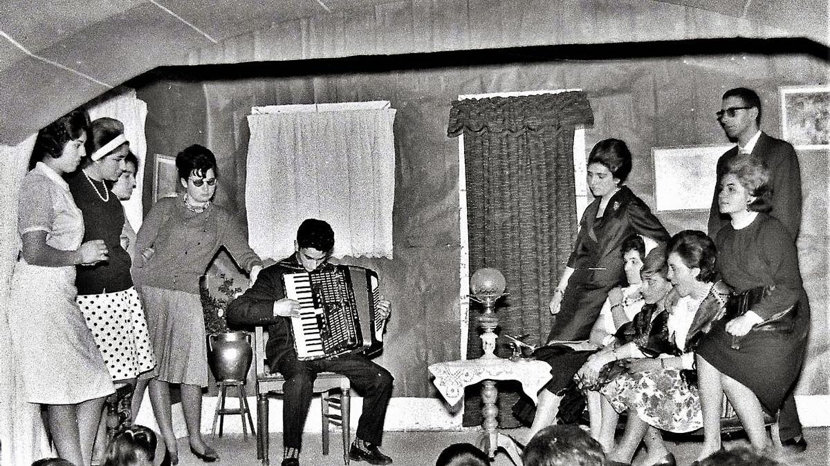 El acordeonista maliayés, en 1970, tocando en Amandi.