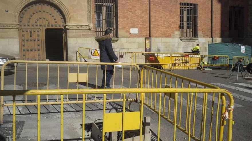 Obras para el soterramiento de cableado en el Hospital de la Piedad hace unos meses.