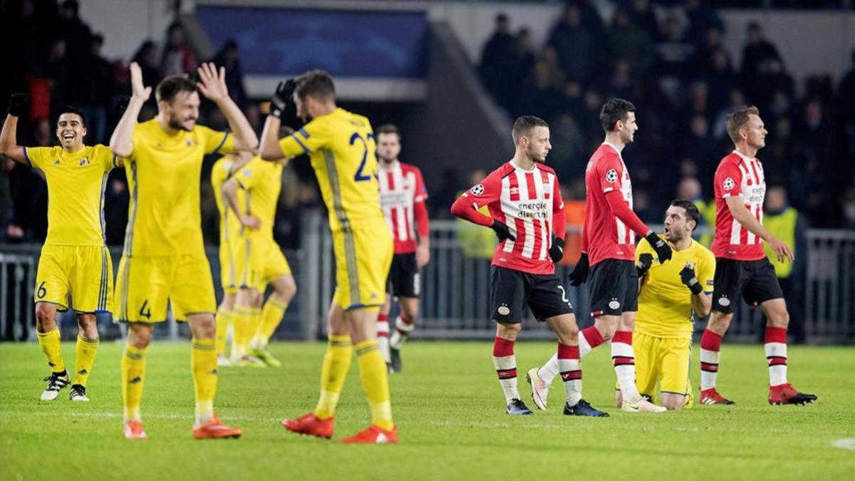 Los futbolistas del Rostov celebran su clasificación para la Europa League ante la decepción de los jugadores del PSV