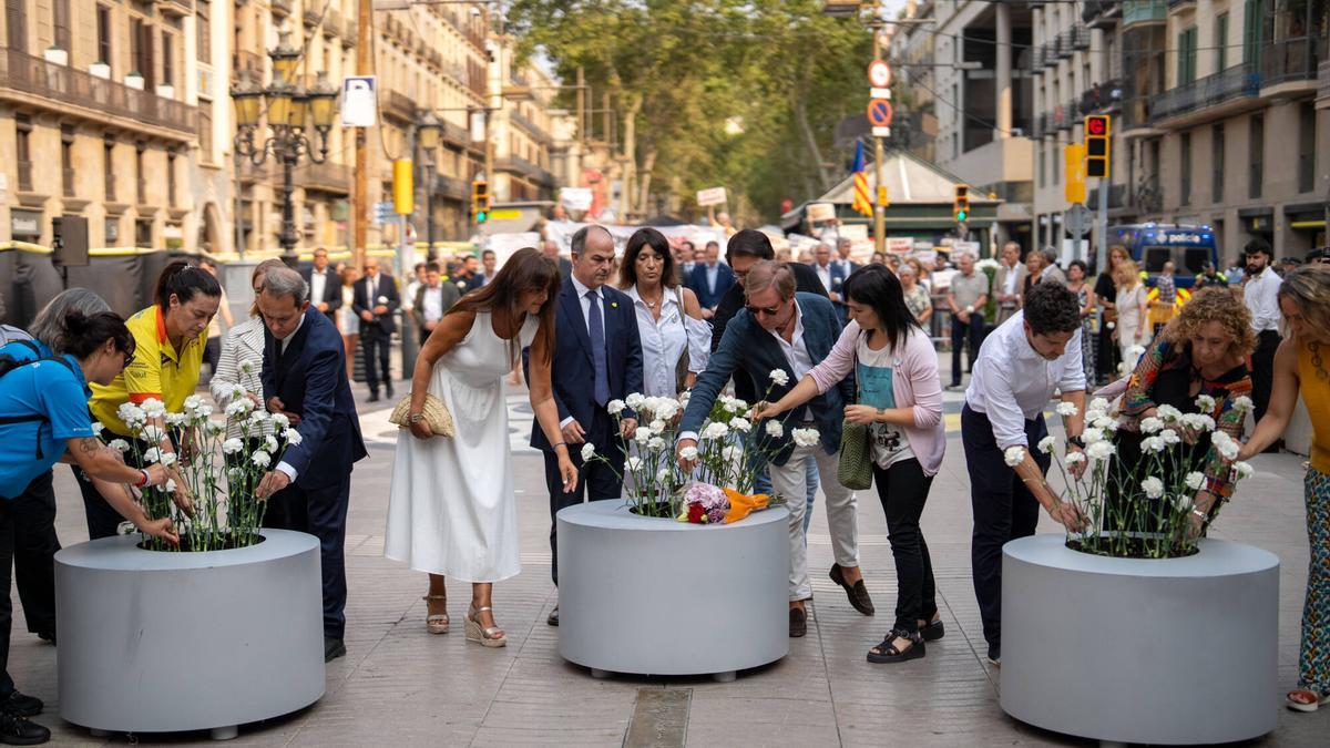 Acto de homenaje a las víctimas en el octavo aniversario de los atentados del 17A en la Rambla de Barcelona. 17 de agosto de 2025. (Foto: Zowy Voeten)