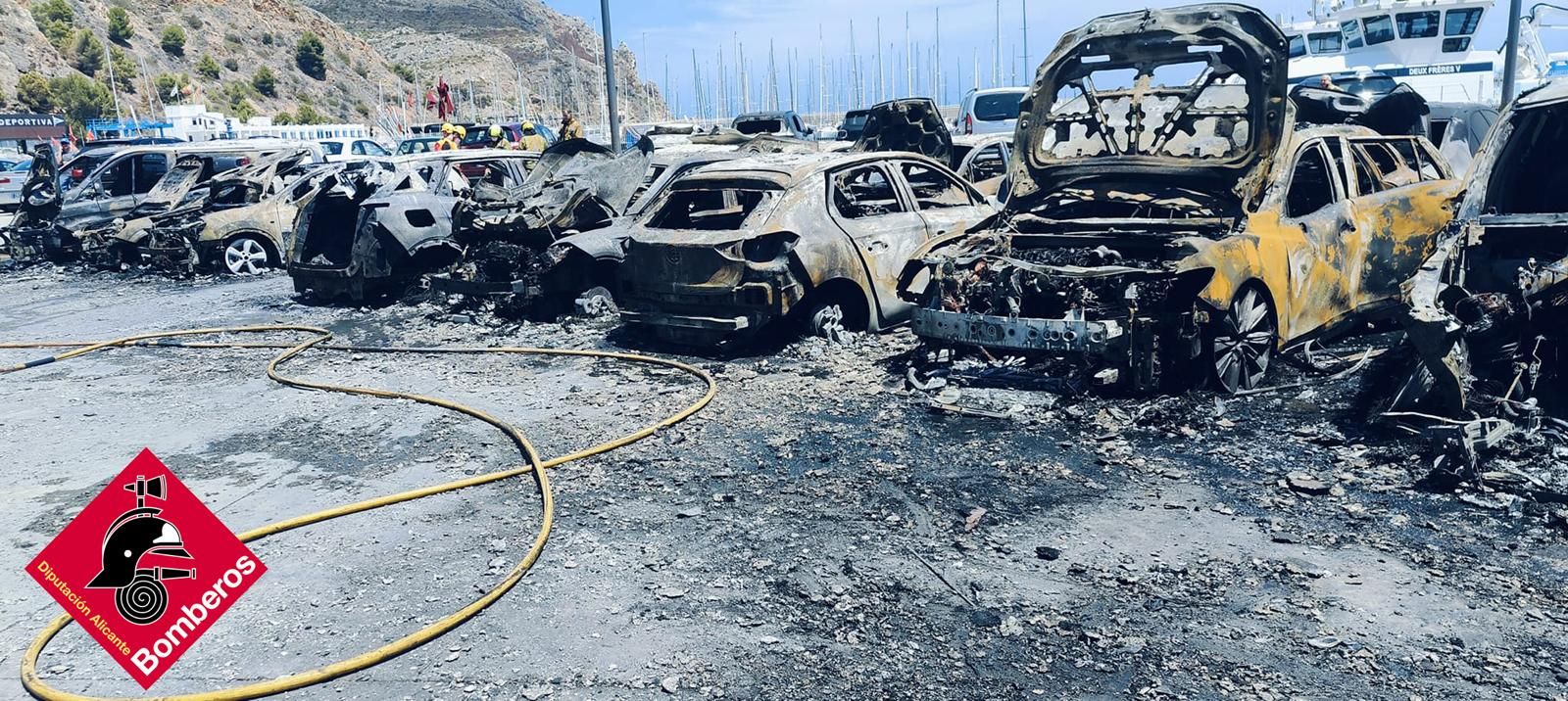 Cerca de una veintena de coches calcinados en el puerto deportivo de Xàbia.