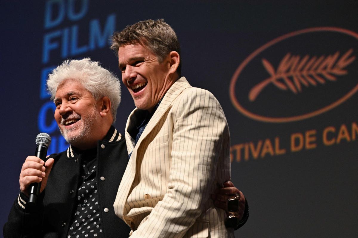 Pedro Almodóvar aterriza en Cannes. El cineasta estrena en Cannes el mediometraje ‘Extraña forma de vida’, con Ethan Hawke y Pedro Pascal, un wéstern protagonizado por dos gais que subvierte el género