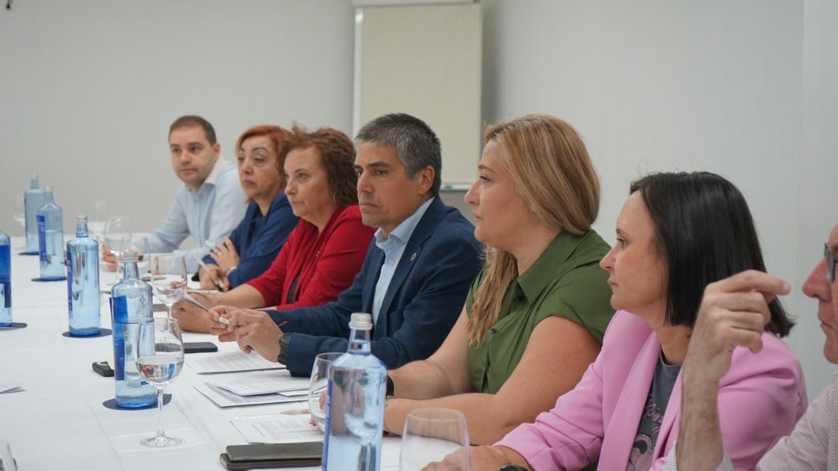 Reunión de los 14 concejales que han firmado la moción de censura al Gobierno de Noelia Arroyo en Cartagena