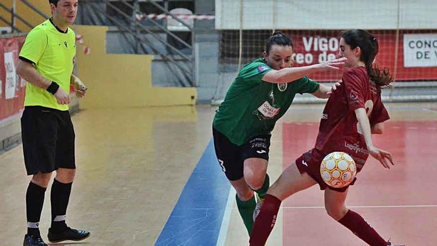 Laura e Izaskun pugnan por un balón, ayer en As Travesas. |  // M. CANOSA