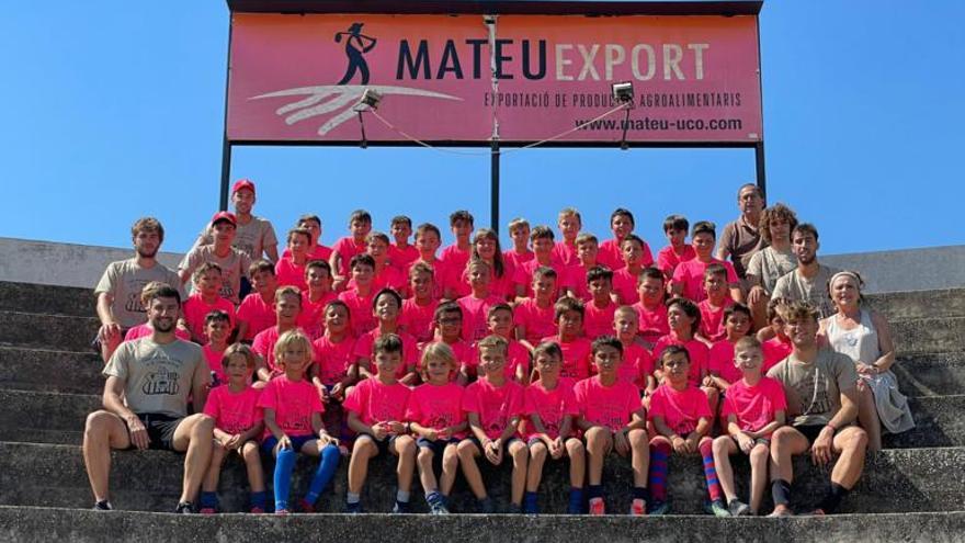 Imagen de familia de los participantes en el XXVI Campus de sa Pobla de fútbol