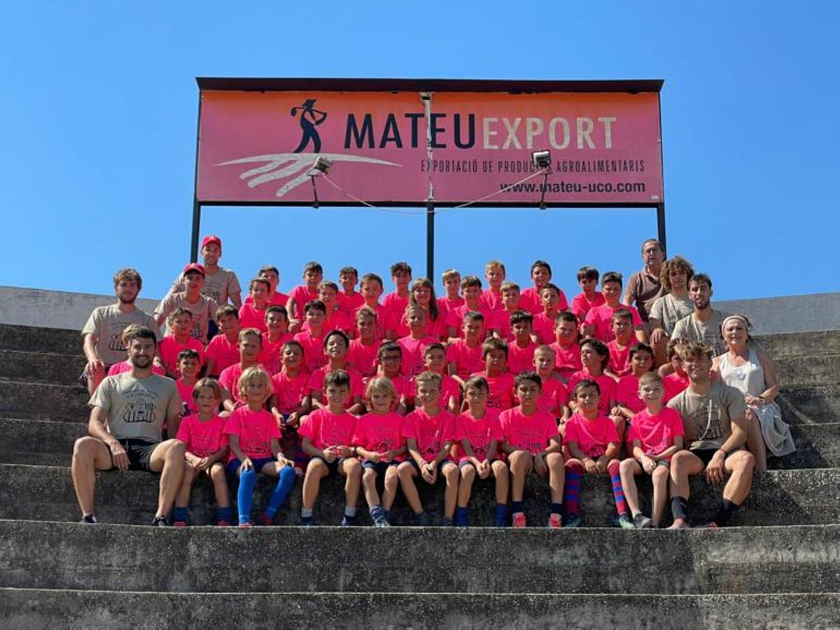 Imagen de familia de los participantes en el XXVI Campus de sa Pobla de fútbol