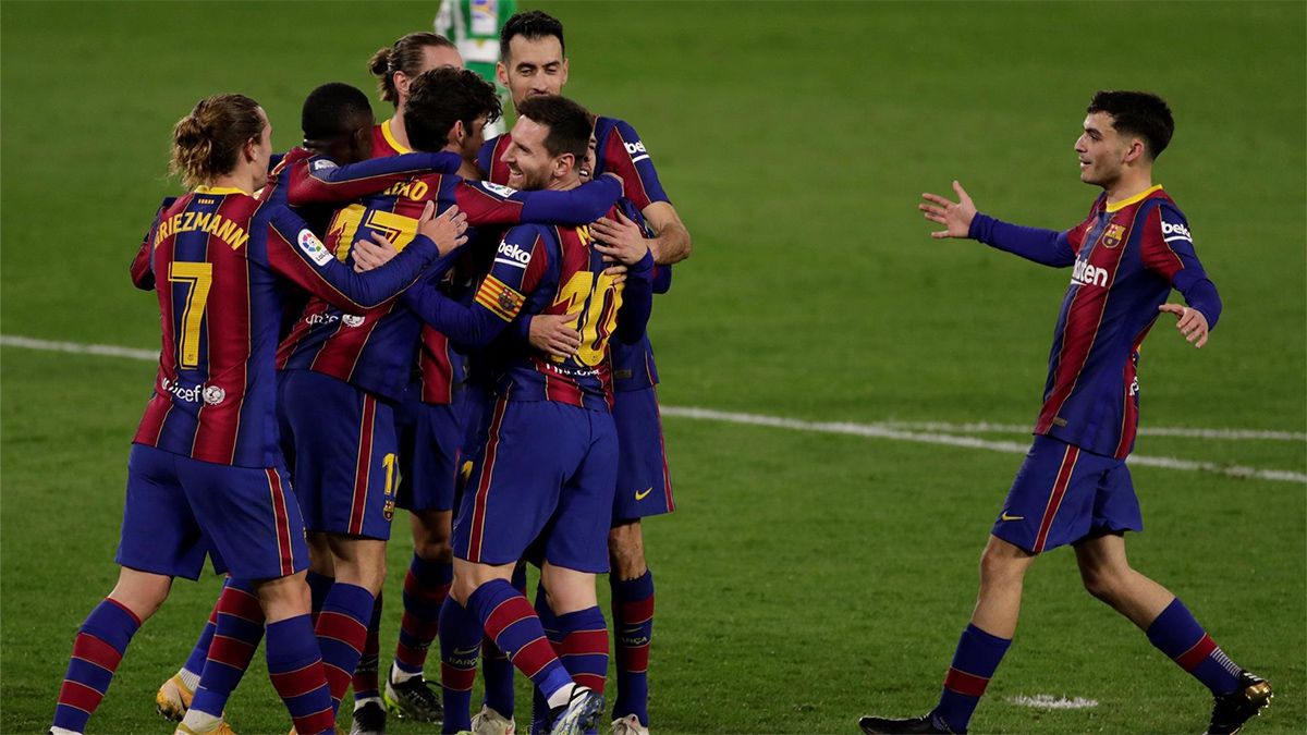 Los jugadores del Barça celebran el tanto de Trincao
