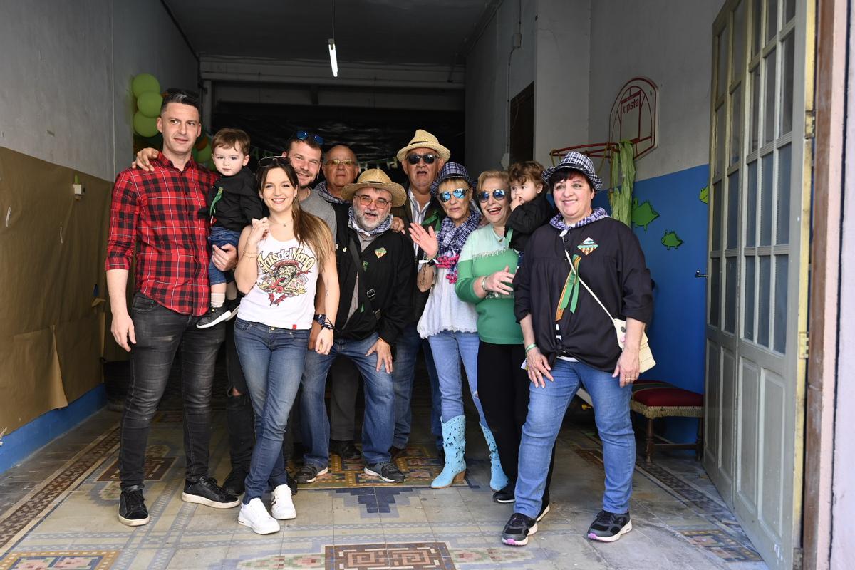 Búscate en la galería de fotos de las collas (II)