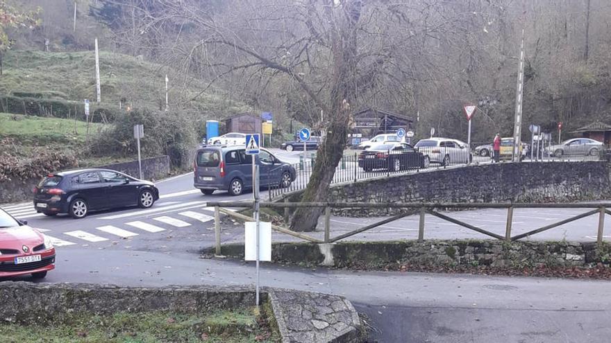 Largas colas de vehículos en Covadonga para subir a Los Lagos