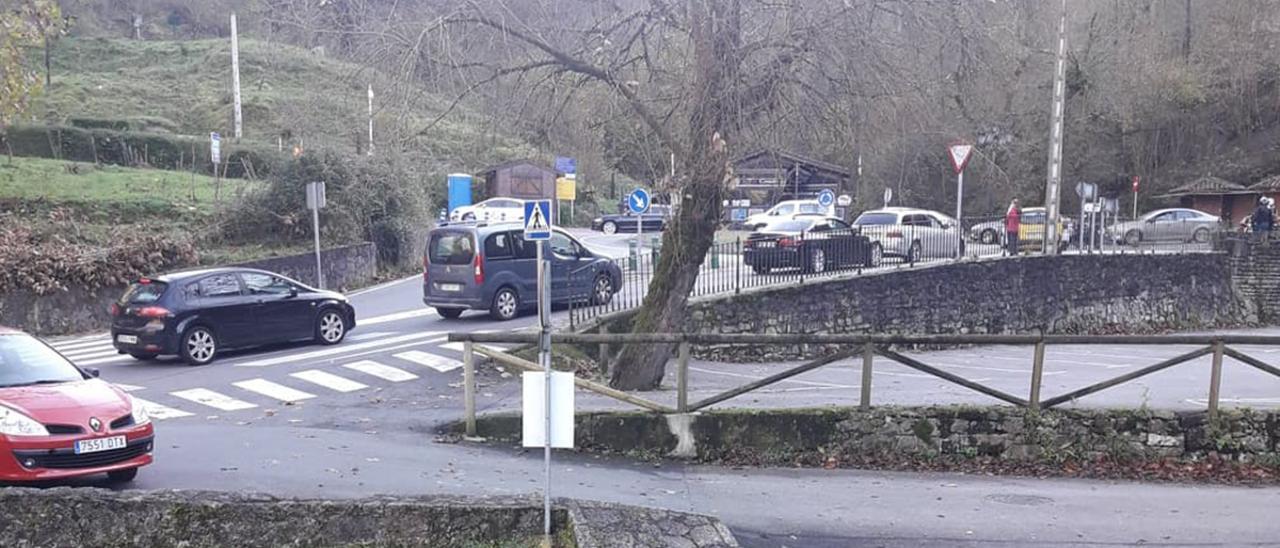 Largas colas de vehículos en Covadonga para subir a Los Lagos