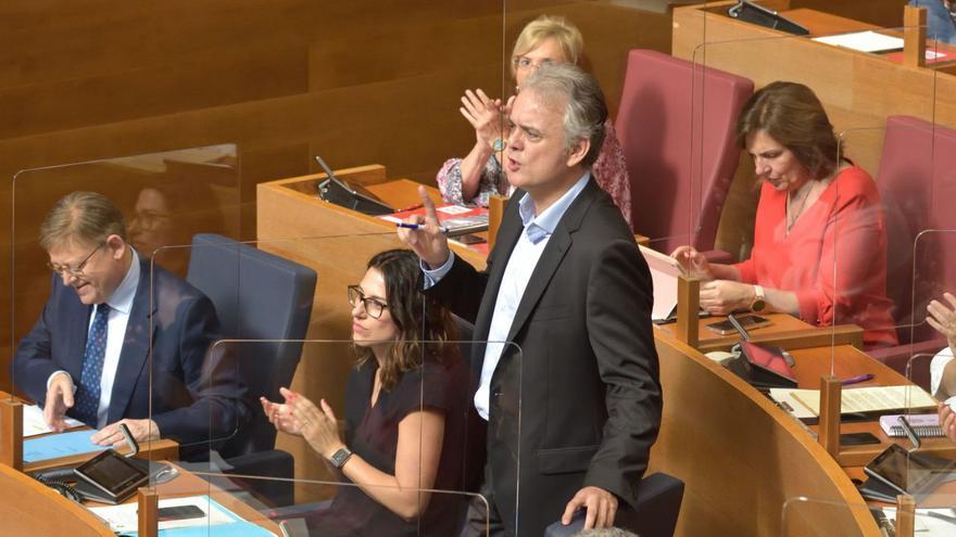 El vicepresidente segundo del Consell, Héctor Illueca, interviene en las Corts.  | CORTS