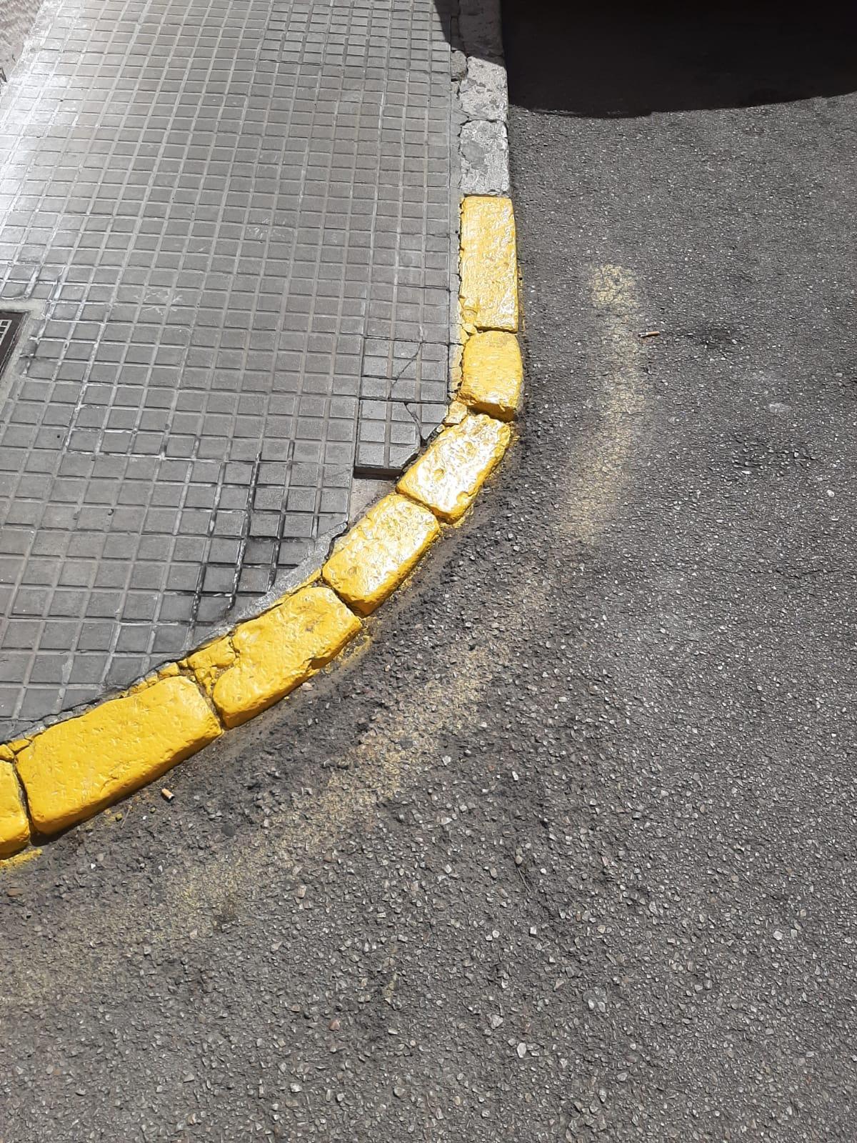 Los bordillos de piedra viva, embadurnados de pintura amarilla en la zona de la plaza de toros de Palma Los bordillos de piedra viva, embadurnados de pintura amarilla en la zona de la plaza de toros de Palma