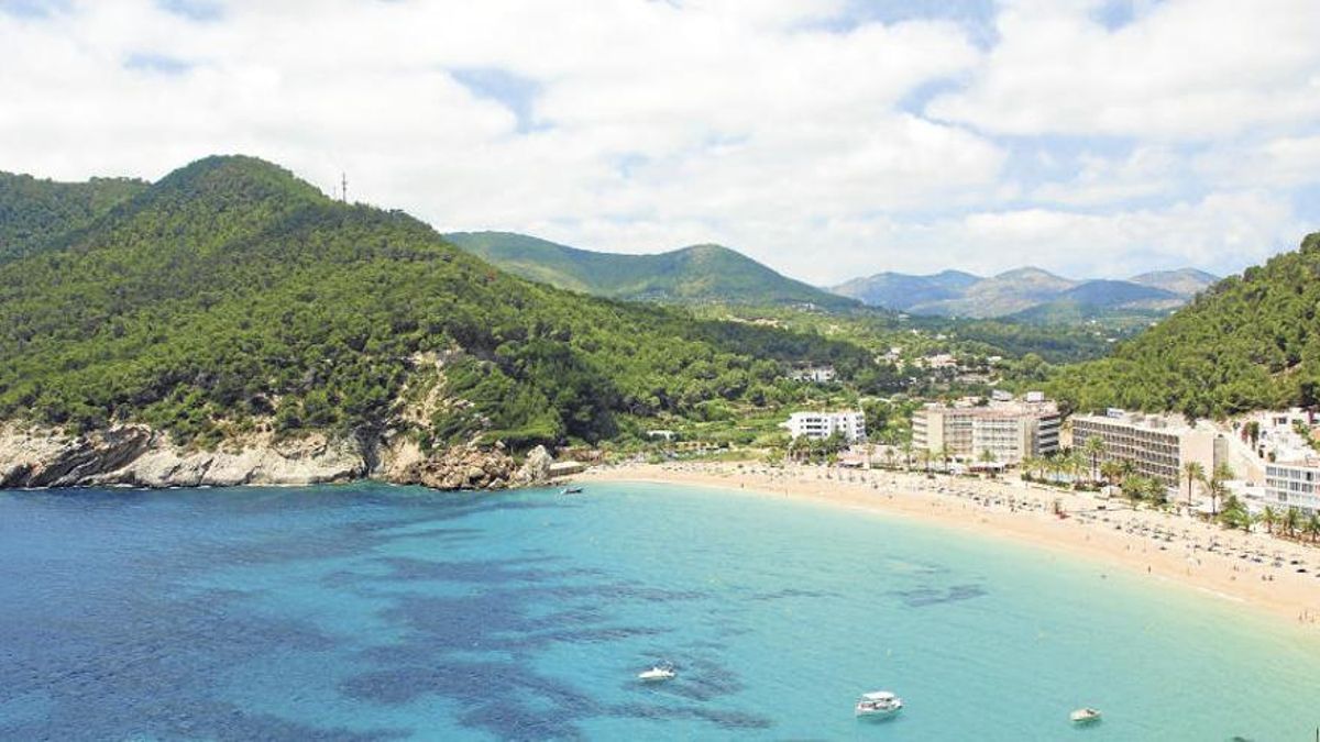 La isla aparece representada por una imagen de la cala de Sant Vicent en este listado de destinos turísticos.