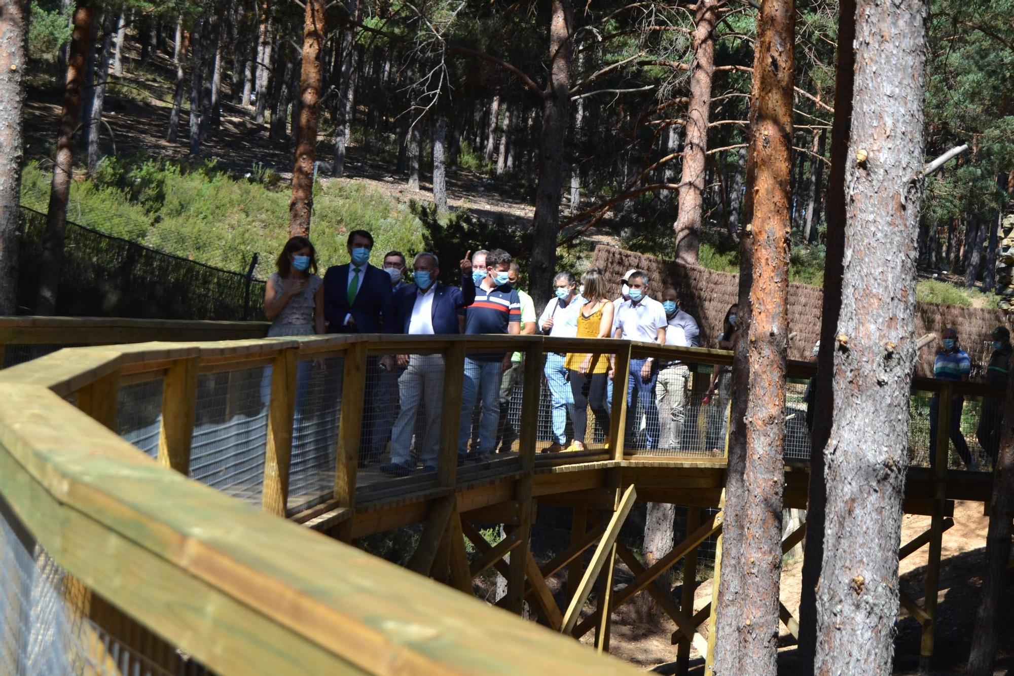 Las mejores imágenes de la visita del consejero al Centro del Lobo de Robledo de Sanabria